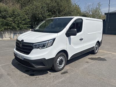la photo d'une camionnette blanche garée sur un parking