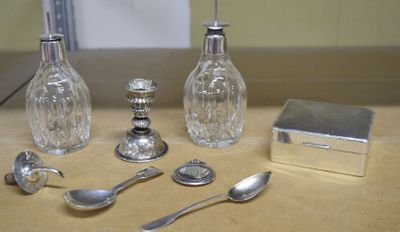 beaucoup d'objets en argent et en verre sur la table