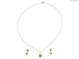 un ensemble composé d'un collier et de boucles d'oreilles en or, sur fond blanc