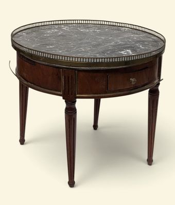 une petite table avec un plateau en marbre sur fond blanc