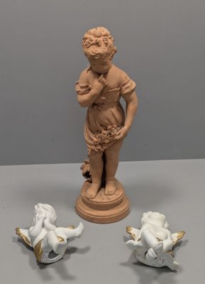 trois figurines assises sur une table