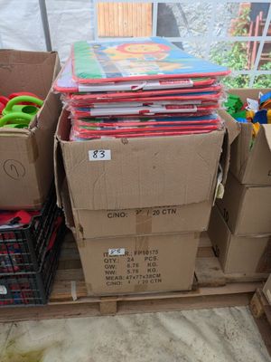 de nombreuses caisses de jouets pour enfants sur une palette