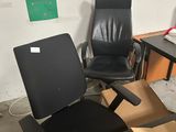 une chaise de bureau noire et une chaise de bureau noire dans une pièce