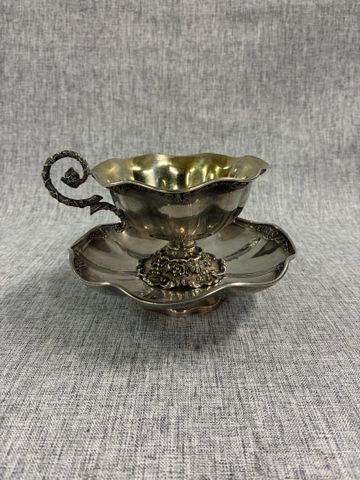 Tasse polylobée sur léger piédouche et sa sous tasse en argent Mi