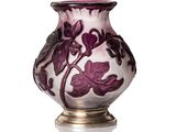 un vase violet orné d'un motif floral