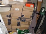 une pile de boîtes posées sur le sol d'une pièce