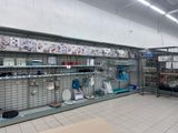 une grande pièce avec de nombreux objets sur les étagères