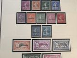 un livre couvert de timbres, posé sur une table