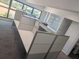 un bureau vide comportant de nombreux box