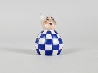 une image représentant une figurine d'un homme portant une chemise à carreaux bleus et blancs
