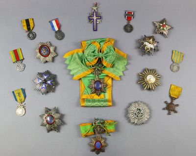 de nombreuses médailles disposées en cercle sur le mur