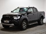 une photo d'un pick-up noir garé dans un showroom