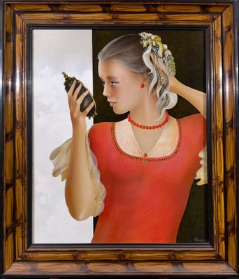 un tableau représentant une femme tenant un téléphone portable à la main