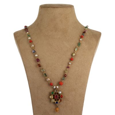gros plan d'un collier sur un mannequin mannequin