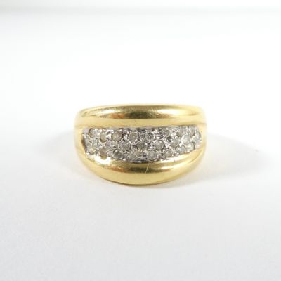 gros plan d'une bague en diamant sur une surface blanche