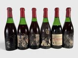 six bouteilles de vin sont alignées dans une rangée