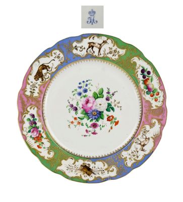 une assiette ornée d'un motif floral sur fond blanc
