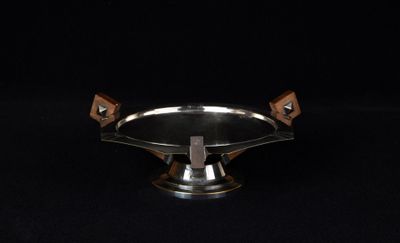 une assiette en argent avec un manche en bois sur fond noir