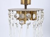 lustre en laiton et cristal, avec des pendants en verre et des ferrures en laiton