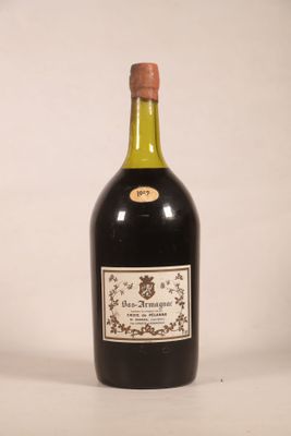 une bouteille de vin posée sur une table