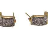 une paire de boucles d'oreilles en or serties de diamants