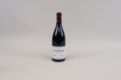 une bouteille de vin posée sur une table