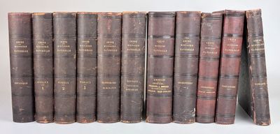 plusieurs vieux livres sont empilés sur une surface blanche