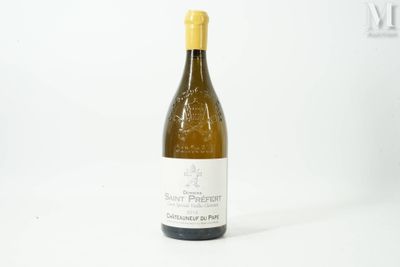 une bouteille de vin posée sur une table