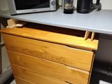 un micro-ondes posé sur une commode dans une cuisine