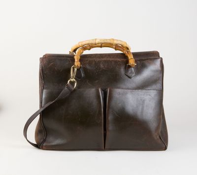 porte-documents en cuir marron avec poignée et bandoulière en bambou