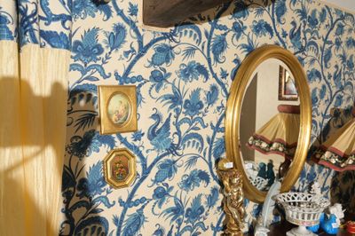 une photo d'une pièce avec une horloge et un miroir