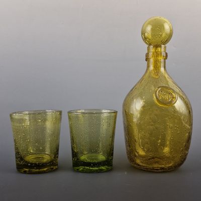 trois verres et une carafe posés les uns à côté des autres