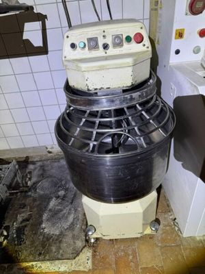 une image d'une cuisine avec un mixeur à l'intérieur