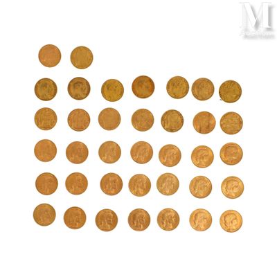 un grand nombre de pièces qui se trouvent sur une surface blanche