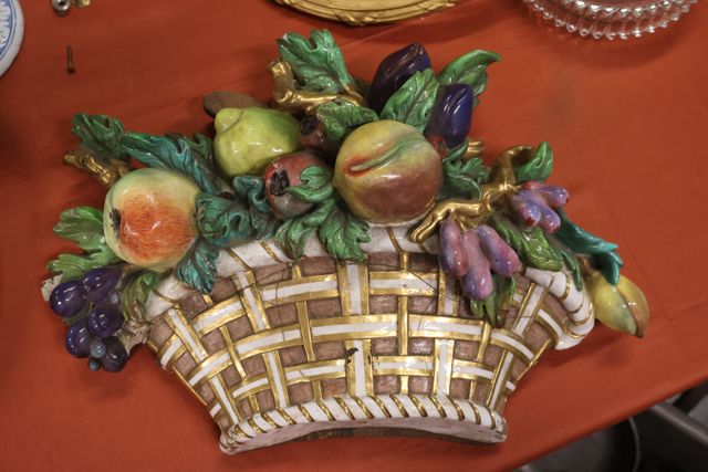 Panier de fruit en porcelaine polychrome. 19ème. Nombreux acciden...