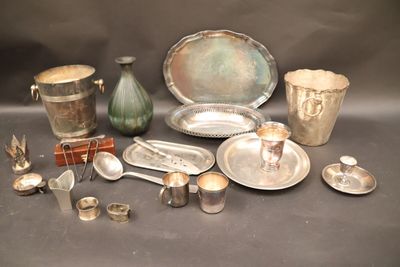 beaucoup d'objets en argent posés sur une table