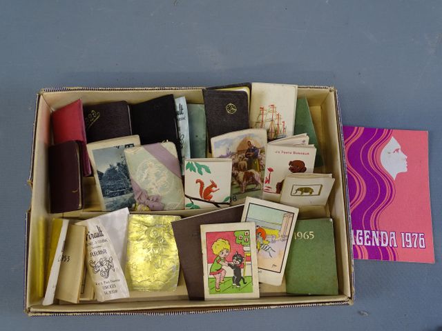 Lot d’une vingtaine de mini calendriers almanach (certains public...
