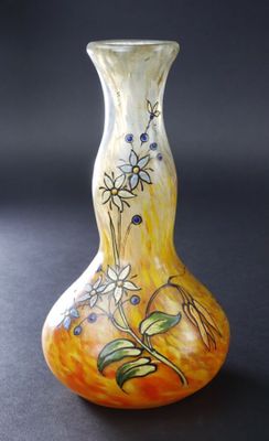 un vase posé sur une surface noire
