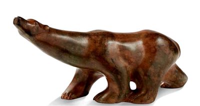 sculpture d'un ours brun sur fond blanc