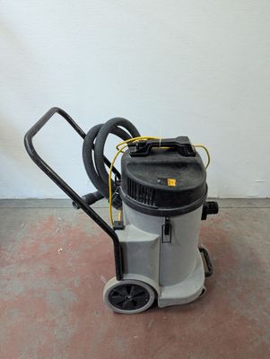 a machine that is sitting on the floor next to a wall