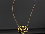 un collier plaqué or orné d'un oiseau