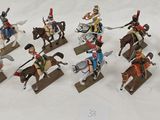 de nombreuses figurines représentant des hommes à cheval et des chevaux
