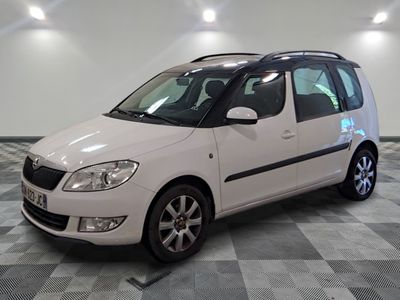 la photo d'une petite voiture blanche garée dans un garage