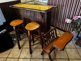 trois tabourets en bois placés devant un bar