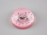 une image représentant un bouton rose orné d'un œil qui voit tout