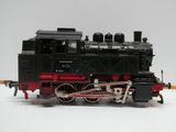 une locomotive noire et rouge sur un fond blanc