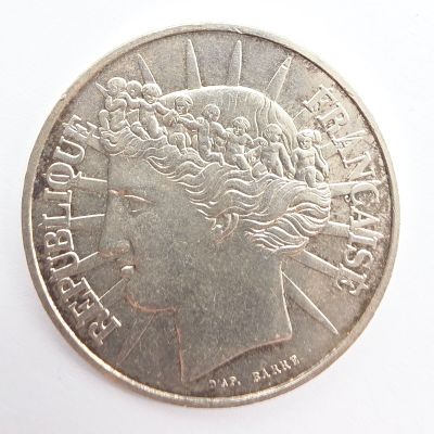 gros plan d'une pièce de monnaie sur une surface blanche