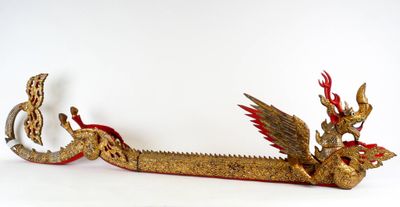 un bateau-dragon doré à la queue rouge sur un fond blanc