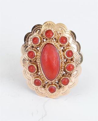 une image d'une bague en or avec une pierre rouge au centre