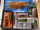 une boîte avec un tas de jouets à l'intérieur